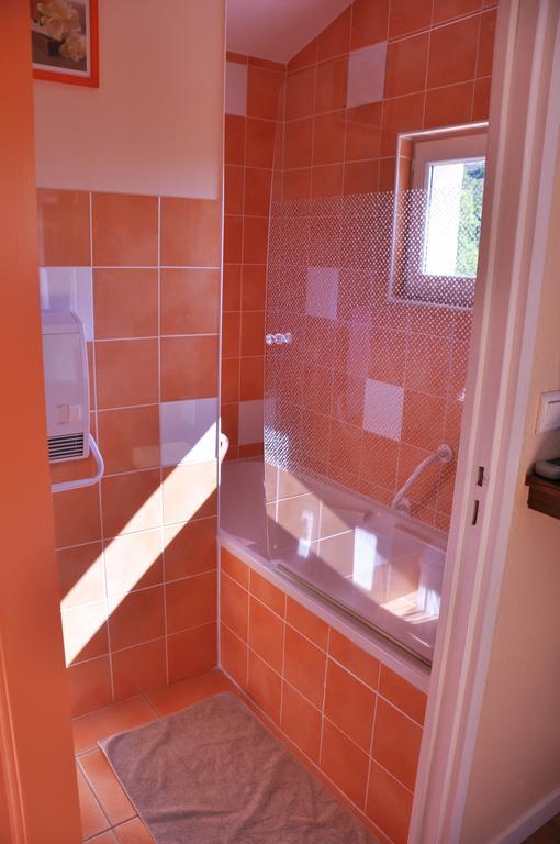 La Ferme Aux Abeilles Hotel Ambierle Room photo
