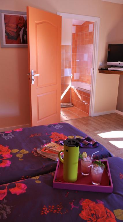 La Ferme Aux Abeilles Hotel Ambierle Room photo
